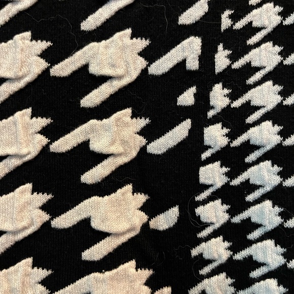 ELLE collection, knit shirt, black and white pattern size small - Picture 3 of 4